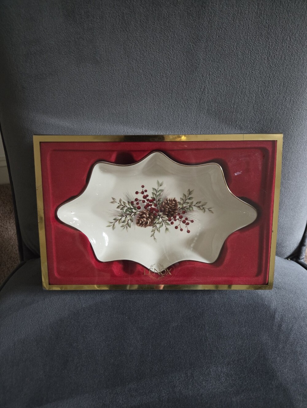 IN GIFT BOX!!! Lenox Holiday Pinecone Star Dish - White with Red & Green